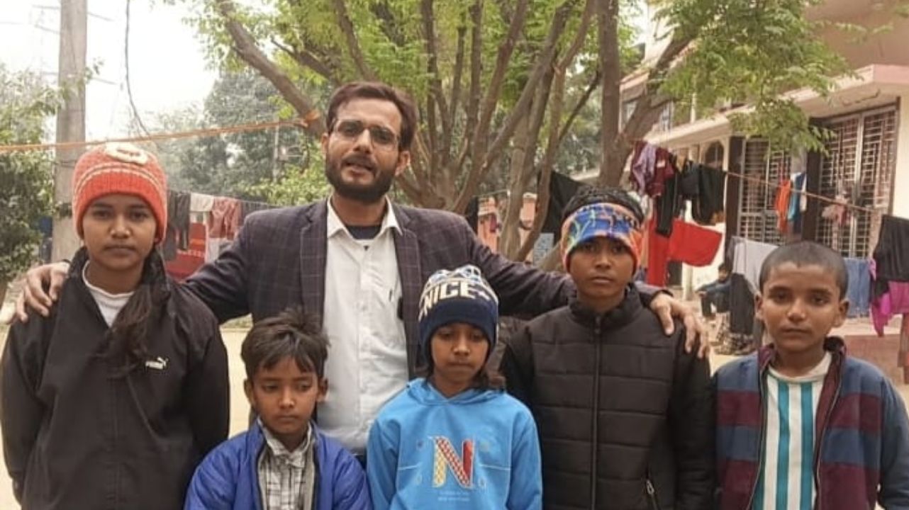 गोरखपुर में अच्छी पहल: विवेक पाण्डेय ने अनाथ बच्चों की बदली दुनिया, पढाई का उठाएंगे खर्चा