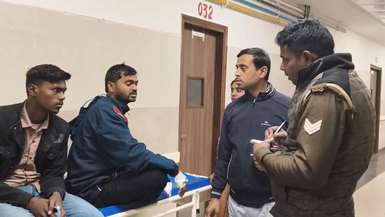 सोनभद्र में स्कूल बस दीवार से टकराई, 15 बच्चे और अध्यापक घायल; जानें कैसे हुआ भीषण हादसा