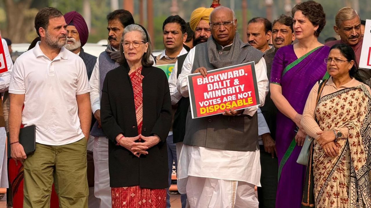 सोनिया गांधी हमेशा से ही ट्रेडिशनल साड़ी लुक अपनाती हैं और इस बार भी उन्होंने अपनी पहचान बनाए रखी। वे शीतकालीन सत्र में रेड कलर की साड़ी के साथ ब्लैक कोट पहनकर पहुंचीं। उनका यह लुक न सिर्फ विंटर अप्रोप्रिएट था बल्कि एक राजनैतिक व्यक्तित्व के अनुरूप सादगी और परंपरा का भी प्रतीक था। सोनिया गांधी हमेशा से ही ट्रेडिशनल साड़ी लुक अपनाती हैं और इस बार भी उन्होंने अपनी पहचान बनाए रखी। वे शीतकालीन सत्र में रेड कलर की साड़ी के साथ ब्लैक कोट पहनकर पहुंचीं। उनका यह लुक न सिर्फ विंटर अप्रोप्रिएट था बल्कि एक राजनैतिक व्यक्तित्व के अनुरूप सादगी और परंपरा का भी प्रतीक था।