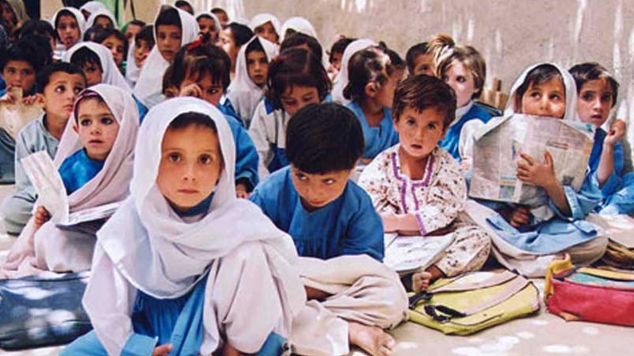 विभाजन के बाद ये कैसे हुआ! पाकिस्तान में बच्चों को पढ़ाई जाएगी संस्कृत, स्कूलों में मिलेगा ये खास ज्ञान