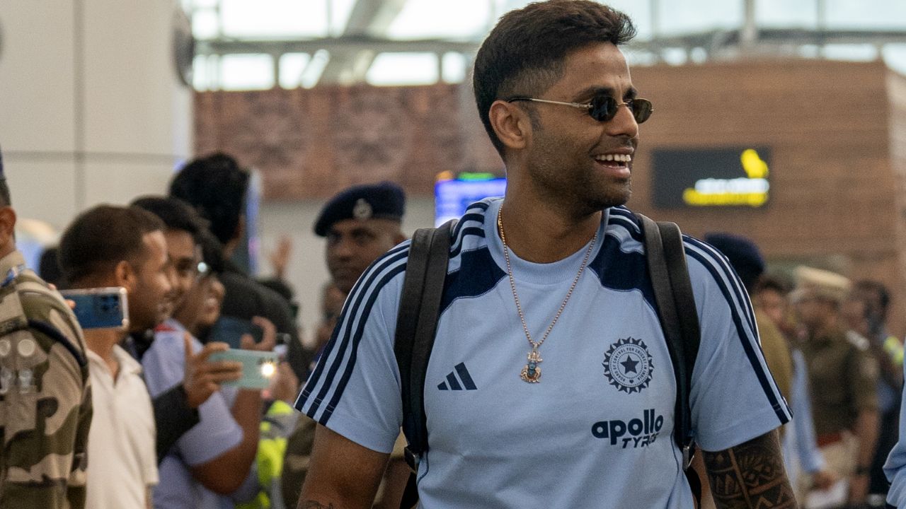 टीम के कप्तान सूर्यकुमार यादव सबसे अलग और रॉयल स्वैग में नजर आए। सनग्लासेस, फिट जैकेट और शांत चेहरे के साथ उन्होंने एंट्री ली। एयरपोर्ट से होटल तक उनके लुक की तस्वीरें सोशल मीडिया पर वायरल हो गईं। फैंस ने कप्तान के स्टाइल की जमकर तारीफ की। (Img: BCCI-X) टीम के कप्तान सूर्यकुमार यादव सबसे अलग और रॉयल स्वैग में नजर आए। सनग्लासेस, फिट जैकेट और शांत चेहरे के साथ उन्होंने एंट्री ली। एयरपोर्ट से होटल तक उनके लुक की तस्वीरें सोशल मीडिया पर वायरल हो गईं। फैंस ने कप्तान के स्टाइल की जमकर तारीफ की। (Img: BCCI-X)