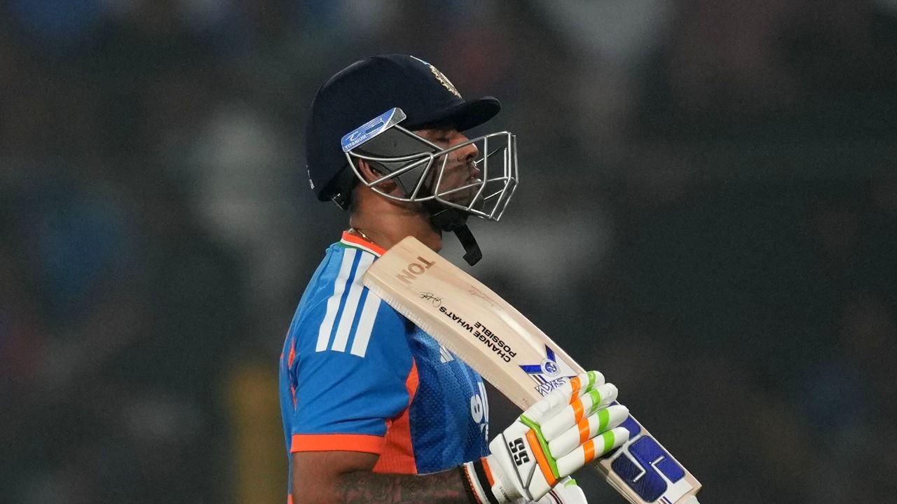 इस मैच में कप्तान सूर्यकुमार यादव की कप्तानी और बैटिंग असरदार नहीं रही। सूर्य लगातार दूसरे मैच में रन बनाने में फेल रहे। जब टीम को उनकी ज़रूरत थी, तब वह चार गेंदों पर पांच रन बनाकर आउट हो गए। सूर्य की लगातार फेलियर के लिए काफी आलोचना हो रही है। जिस विकेट पर साउथ अफ्रीका ने खूब रन बनाए, उसी विकेट पर भारतीय बल्लेबाजों को रन बनाने में मुश्किल हुई। (Img: Internet) इस मैच में कप्तान सूर्यकुमार यादव की कप्तानी और बैटिंग असरदार नहीं रही। सूर्य लगातार दूसरे मैच में रन बनाने में फेल रहे। जब टीम को उनकी ज़रूरत थी, तब वह चार गेंदों पर पांच रन बनाकर आउट हो गए। सूर्य की लगातार फेलियर के लिए काफी आलोचना हो रही है। जिस विकेट पर साउथ अफ्रीका ने खूब रन बनाए, उसी विकेट पर भारतीय बल्लेबाजों को रन बनाने में मुश्किल हुई। (Img: Internet)