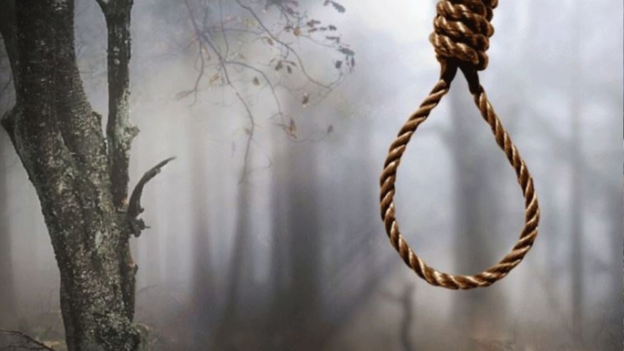 बलरामपुर में संदिग्ध मौत: जंगल में पेड़ से लटकता मिला 40 वर्षीय व्यक्ति का शव, इलाके में हड़कंप