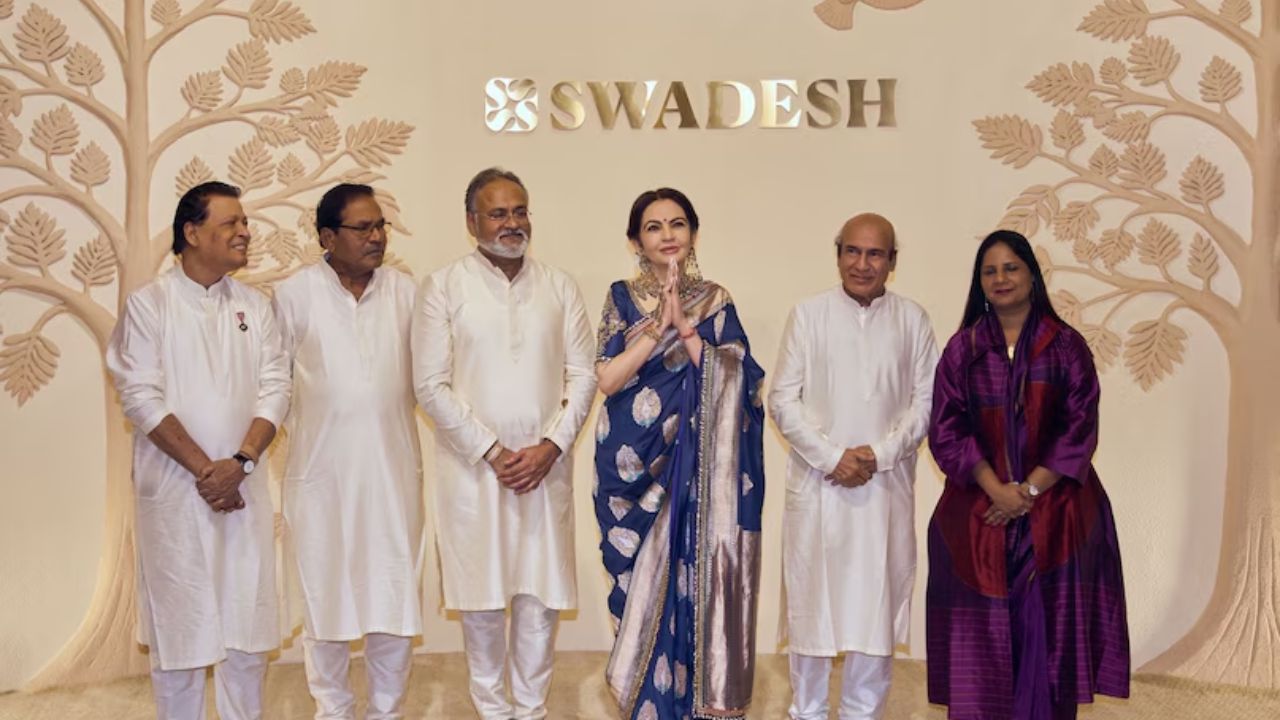 रिलायंस फाउंडेशन की संस्थापक और प्रमुख नीता अंबानी ने 5 दिसंबर को इरोस स्थित स्वदेश के प्रमुख स्टोर के उद्घाटन समारोह में भारतीय कला और शिल्प के अद्भुत हस्तियों को सम्मानित किया। इस समारोह में कई राष्ट्रीय पुरस्कार विजेता शिल्पकारों और कलाकारों की उपस्थिति ने कार्यक्रम को और भी भव्य बना दिया। रिलायंस फाउंडेशन की संस्थापक और प्रमुख नीता अंबानी ने 5 दिसंबर को इरोस स्थित स्वदेश के प्रमुख स्टोर के उद्घाटन समारोह में भारतीय कला और शिल्प के अद्भुत हस्तियों को सम्मानित किया। इस समारोह में कई राष्ट्रीय पुरस्कार विजेता शिल्पकारों और कलाकारों की उपस्थिति ने कार्यक्रम को और भी भव्य बना दिया।