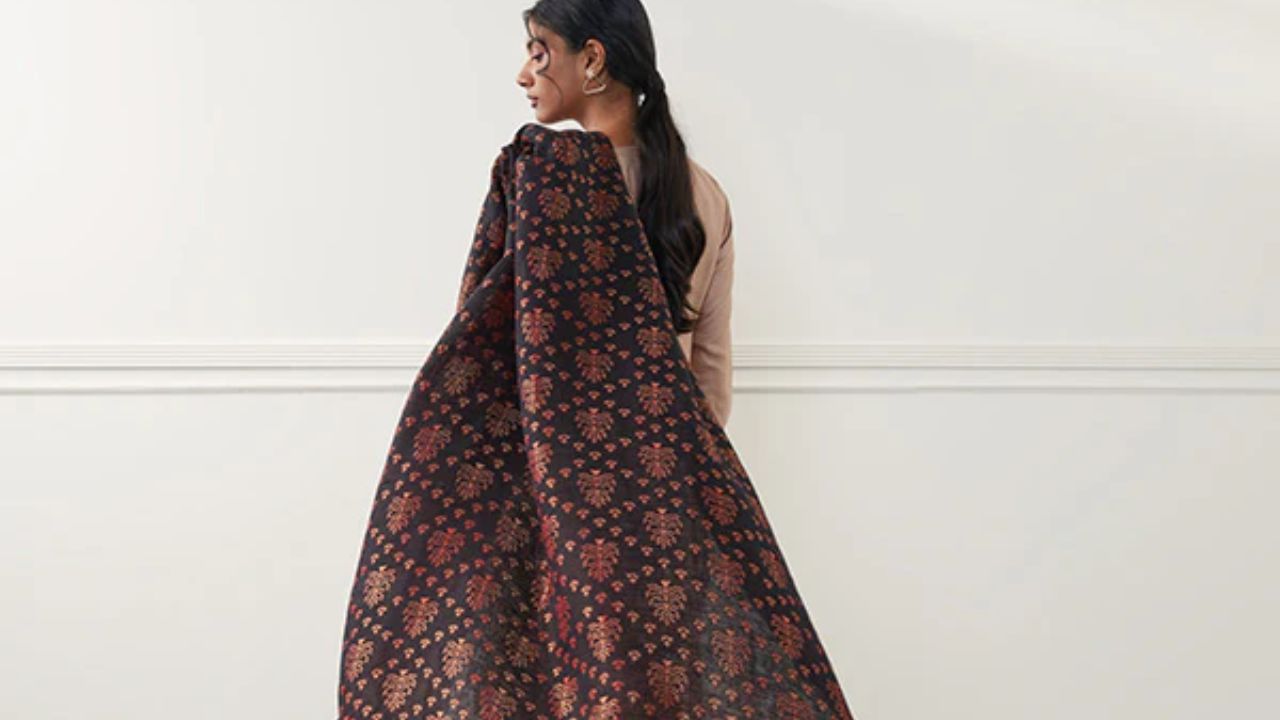 जब बात खास अवसरों की होती है, तो आप शॉल को एक ही कंधे पर पूरी तरह से फैला कर डाल सकती हैं। दूसरा सिरा पीछे छोड़ें और इसे साड़ी, सूट या लहंगे के साथ स्टाइल करें। यह स्टाइल पार्टी, पारिवारिक फंक्शन्स, और त्योहारों के लिए एकदम परफेक्ट है। जब बात खास अवसरों की होती है, तो आप शॉल को एक ही कंधे पर पूरी तरह से फैला कर डाल सकती हैं। दूसरा सिरा पीछे छोड़ें और इसे साड़ी, सूट या लहंगे के साथ स्टाइल करें। यह स्टाइल पार्टी, पारिवारिक फंक्शन्स, और त्योहारों के लिए एकदम परफेक्ट है।