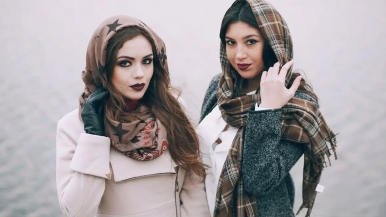 सर्दियों में एक सिंपल लेकिन ग्लैमरस लुक के लिए शॉल को जैकेट के ऊपर पहनना एक बेहतरीन विकल्प हो सकता है। यह न केवल आपको ठंड से बचाएगा, बल्कि आपके लुक को भी स्टाइलिश बना देगा। सर्दियों में एक सिंपल लेकिन ग्लैमरस लुक के लिए शॉल को जैकेट के ऊपर पहनना एक बेहतरीन विकल्प हो सकता है। यह न केवल आपको ठंड से बचाएगा, बल्कि आपके लुक को भी स्टाइलिश बना देगा।