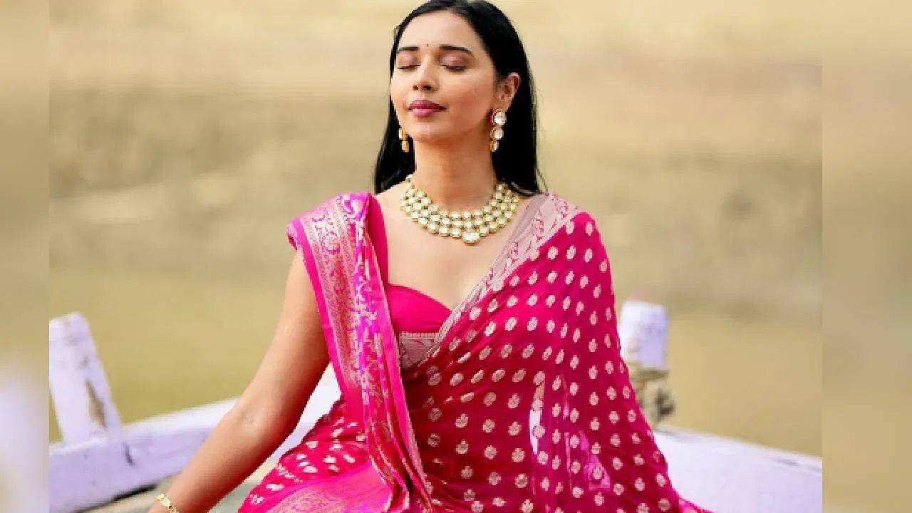 ब्रांड प्रमोशन, डिजिटल कंटेंट और बिजनेस के जरिए उनकी कमाई का बड़ा हिस्सा आता है। सोशल मीडिया प्लेटफॉर्म्स से उन्हें मोटी कमाई होती है। (Img source: Google) ब्रांड प्रमोशन, डिजिटल कंटेंट और बिजनेस के जरिए उनकी कमाई का बड़ा हिस्सा आता है। सोशल मीडिया प्लेटफॉर्म्स से उन्हें मोटी कमाई होती है। (Img source: Google)