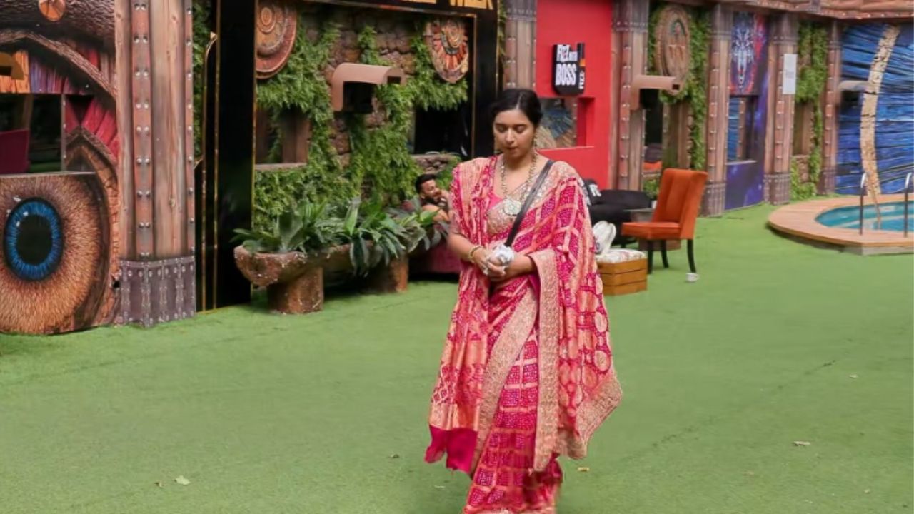 कुल मिलाकर, तान्या मित्तल सिर्फ दावे ही नहीं करतीं बल्कि अपनी मेहनत से एक मजबूत फाइनेंशियल पहचान भी बना चुकी हैं। उनकी लाइफस्टाइल और कमाई दोनों ही उन्हें बिग बॉस 19 की हाई-प्रोफाइल कंटेस्टेंट बनाती हैं। (Img source: Google) कुल मिलाकर, तान्या मित्तल सिर्फ दावे ही नहीं करतीं बल्कि अपनी मेहनत से एक मजबूत फाइनेंशियल पहचान भी बना चुकी हैं। उनकी लाइफस्टाइल और कमाई दोनों ही उन्हें बिग बॉस 19 की हाई-प्रोफाइल कंटेस्टेंट बनाती हैं। (Img source: Google)