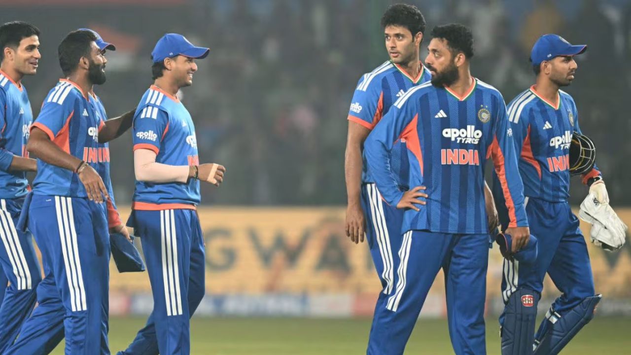 साउथ अफ्रीका के खिलाफ पहला T20I जीतने वाली भारतीय टीम को दूसरे मैच में करारी हार का सामना करना पड़ा। दोनों टीमें न्यू चंडीगढ़ के मुल्लांपुर में आमने-सामने हुईं। साउथ अफ्रीका ने यह मैच 51 रन से जीता। इस जीत के साथ साउथ अफ्रीका ने पांच मैचों की सीरीज 1-1 से बराबर कर ली। (Img- Internet) साउथ अफ्रीका के खिलाफ पहला T20I जीतने वाली भारतीय टीम को दूसरे मैच में करारी हार का सामना करना पड़ा। दोनों टीमें न्यू चंडीगढ़ के मुल्लांपुर में आमने-सामने हुईं। साउथ अफ्रीका ने यह मैच 51 रन से जीता। इस जीत के साथ साउथ अफ्रीका ने पांच मैचों की सीरीज 1-1 से बराबर कर ली। (Img- Internet)