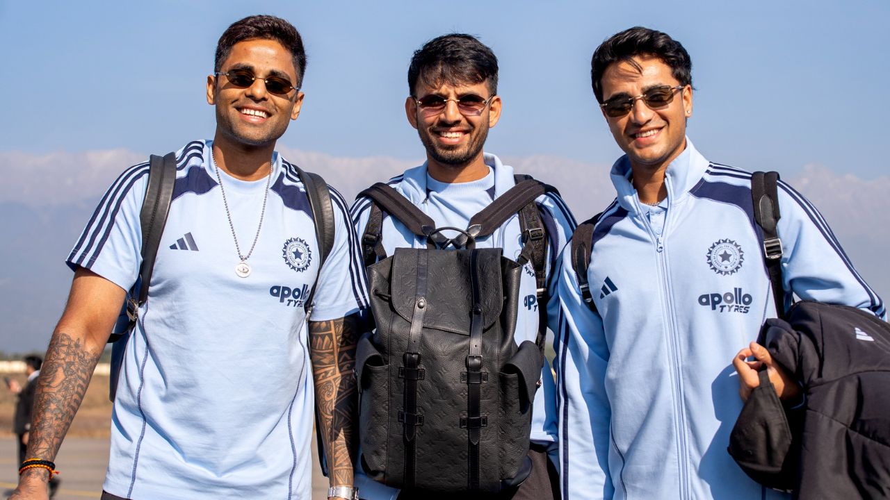 हीरो वाला स्वैग और कॉन्फिडेंस से भरपूर अंदाज़ के साथ भारतीय खिलाड़ी धर्मशाला पहुंचे। गग्गल एयरपोर्ट पर जैसे ही टीम इंडिया उतरी, फैंस की नज़रें खिलाड़ियों के डैशिंग लुक पर टिक गईं। कैजुअल आउटफिट्स में खिलाड़ी किसी फिल्मी स्टार से कम नहीं लग रहे थे। हर कदम पर उनका आत्मविश्वास साफ झलक रहा था। (Img: BCCI-X) हीरो वाला स्वैग और कॉन्फिडेंस से भरपूर अंदाज़ के साथ भारतीय खिलाड़ी धर्मशाला पहुंचे। गग्गल एयरपोर्ट पर जैसे ही टीम इंडिया उतरी, फैंस की नज़रें खिलाड़ियों के डैशिंग लुक पर टिक गईं। कैजुअल आउटफिट्स में खिलाड़ी किसी फिल्मी स्टार से कम नहीं लग रहे थे। हर कदम पर उनका आत्मविश्वास साफ झलक रहा था। (Img: BCCI-X)