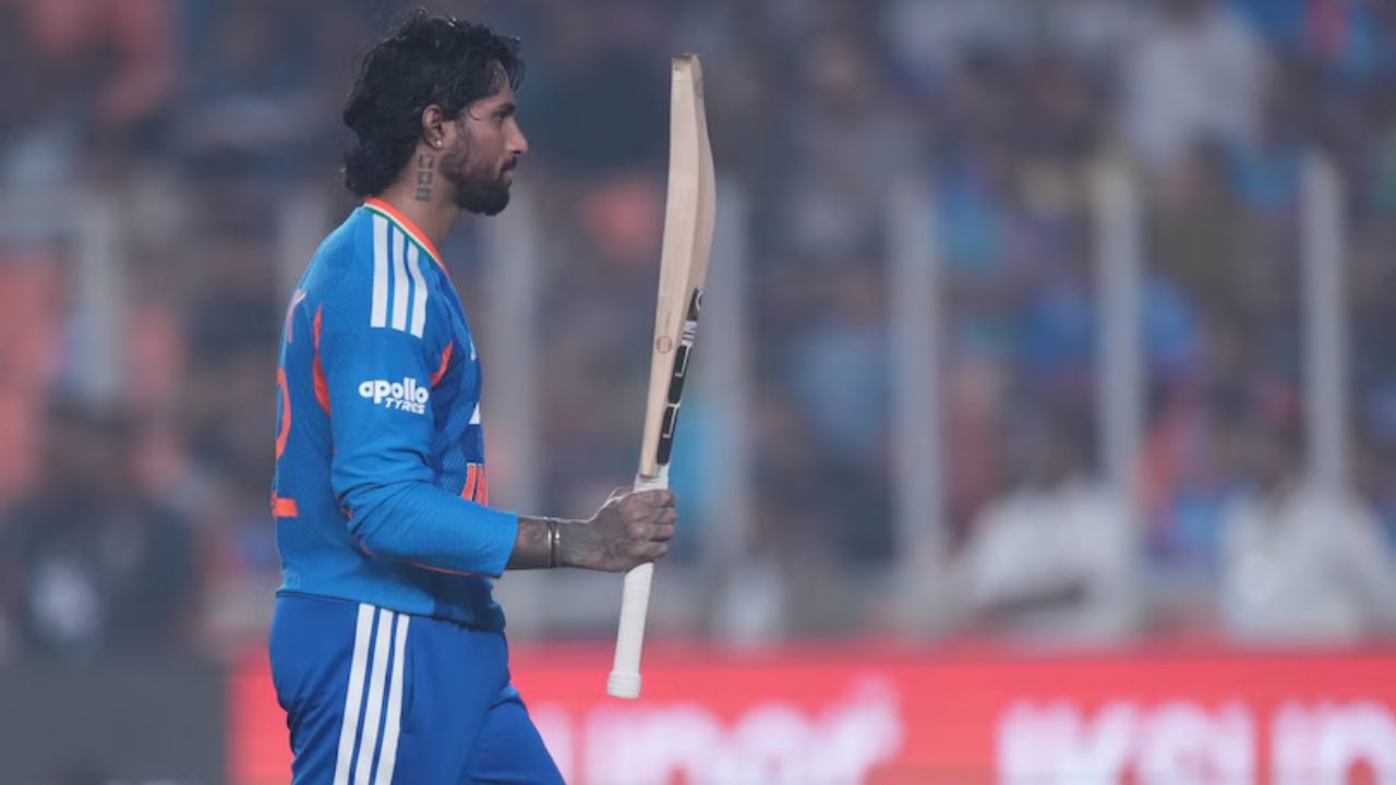 2025 के अपने आखिरी इंटरनेशनल मैच में तिलक वर्मा ने रोहित शर्मा के 429 रन के रिकॉर्ड को पीछे छोड़ दिया। हैदराबाद के इस युवा बल्लेबाज ने साउथ अफ्रीका के खिलाफ भारत के लिए सबसे ज़्यादा रन बनाने वाले खिलाड़ी का खिताब अपने नाम किया। (Img: Internet)