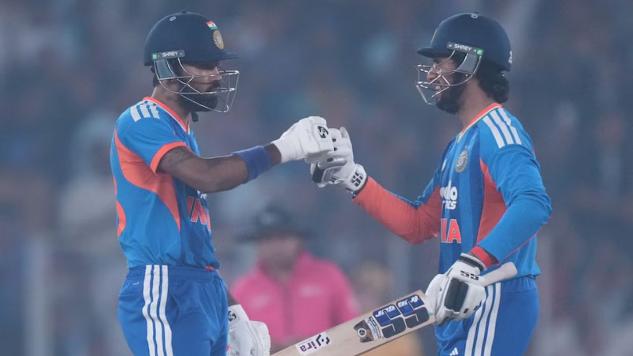 तिलक ने हार्दिक पांड्या के साथ चौथे विकेट के लिए 105 रन की साझेदारी की। इस साझेदारी ने टीम को तेजी से रन बनाने में मदद की और भारत को 20 ओवर में 231/5 का स्कोर तक पहुंचाया। (Img: Internet)