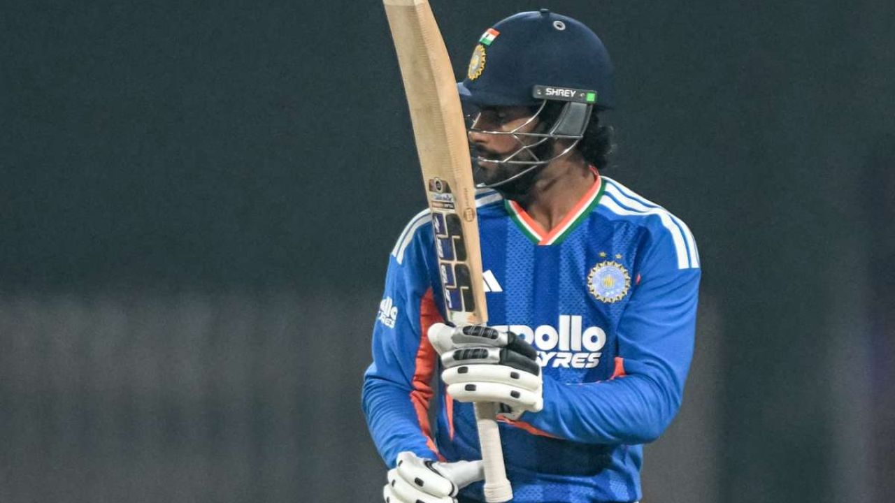 तिलक वर्मा ने इस लिस्ट में सूर्यकुमार यादव और विराट कोहली को पीछे छोड़ दिया है। सूर्यकुमार ने 15 मैचों में 406 रन बनाए हैं, जबकि कोहली ने 14 मैचों में 394 रन। तिलक की यह उपलब्धि उनके युवा करियर के लिए बड़ी पहचान बन गई है। (Img: Internet)