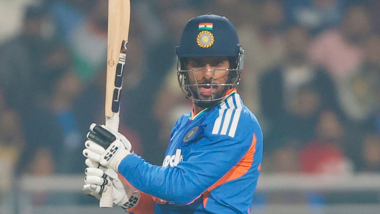 साउथ अफ्रीका के खिलाफ T20 इंटरनेशनल में सबसे ज़्यादा रन बनाने के मामले में तिलक वर्मा चौथे नंबर पर हैं। उन्होंने सिर्फ 10 मैचों में 496 रन बनाए, जबकि जोस बटलर 23 मैचों में 606 रन के साथ शीर्ष पर हैं। (Img: Internet)