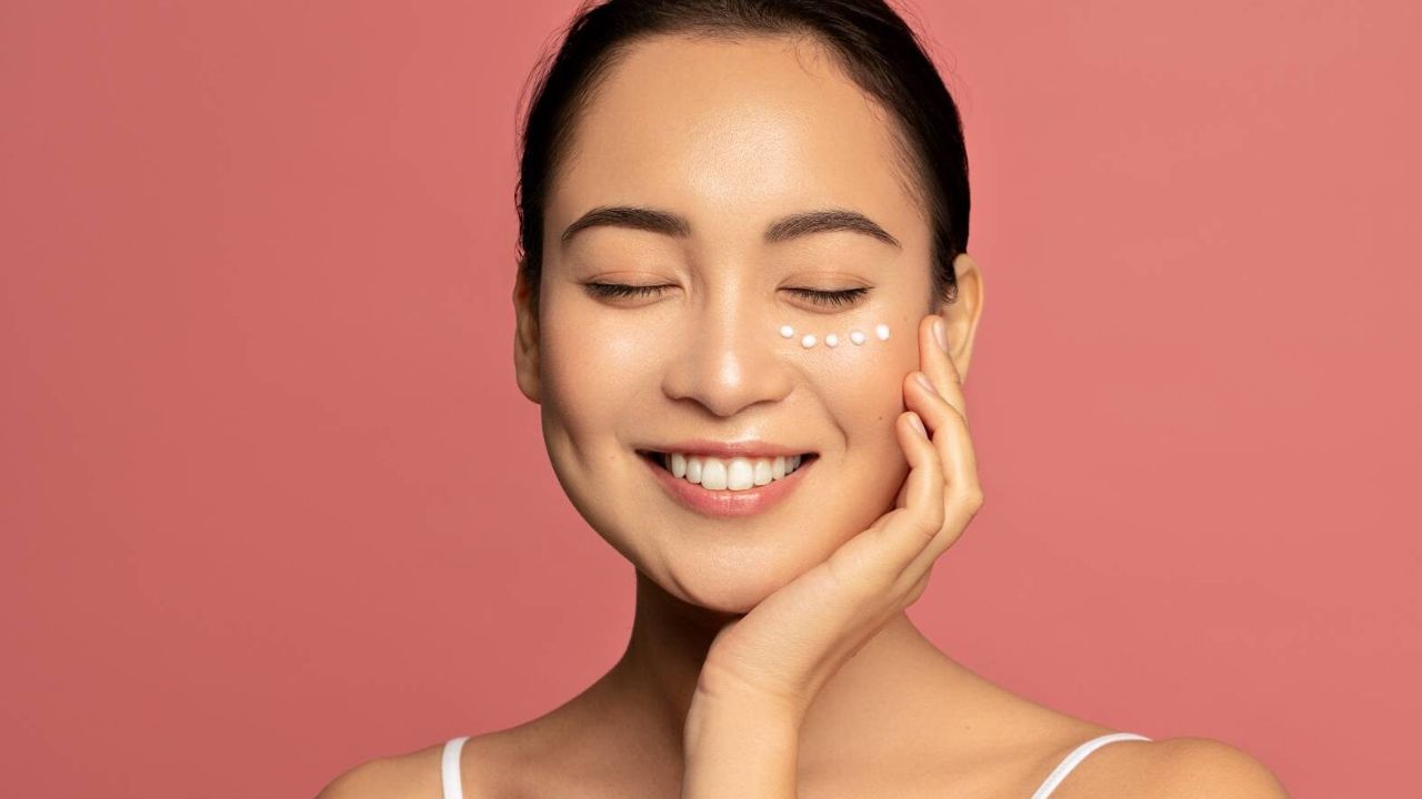 विटामिन A और बीटा-कैरोटीन आंखों की रोशनी बढ़ाते हैं और नाइट ब्लाइंडनेस से बचाते हैं। एंटीऑक्सीडेंट्स त्वचा को डिटॉक्स कर झुर्रियां कम करते हैं, स्किन टोन सुधारते हैं और चेहरे पर नेचुरल ग्लो लाते हैं। (फोटो सोर्स- इंटरनेट)