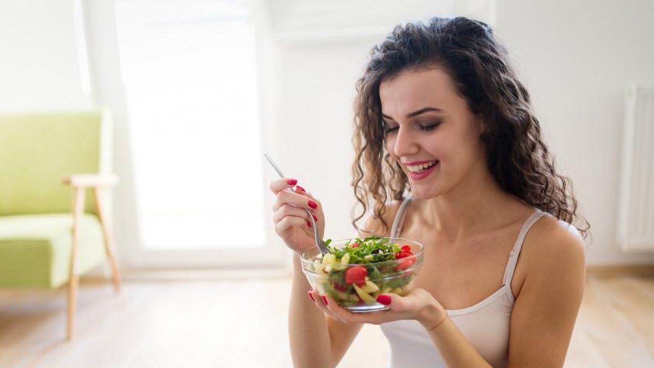 टमाटर सूप शरीर से टॉक्सिन निकालता है और लिवर की हेल्थ बेहतर करता है। दिन में एक कप ताज़ा सूप पर्याप्त है। बिना ज्यादा नमक और क्रीम के बनाएं। एसिडिटी, किडनी स्टोन और हाई BP वाले लोग सावधानी रखें। अदरक, लहसुन और काली मिर्च जोड़ना इसे और हेल्दी बनाता है। (फोटो सोर्स- इंटरनेट)