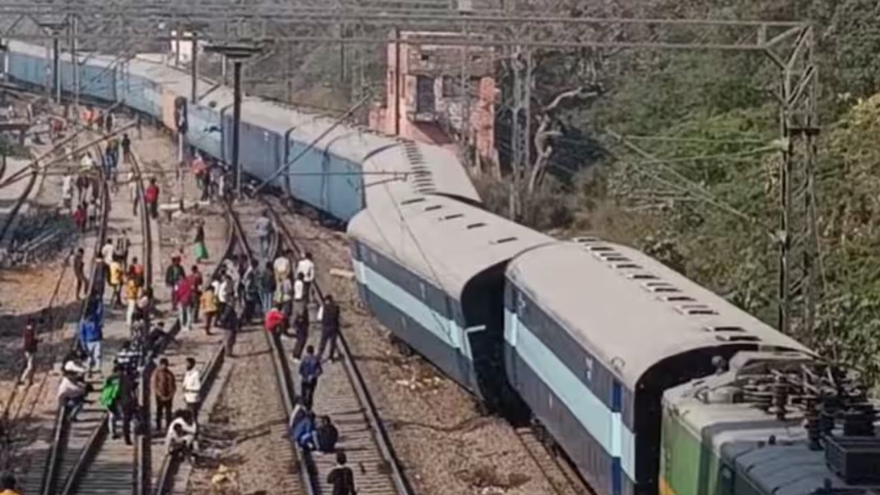 दिल्ली के शकूरबस्ती में रेल हादसा टला, दो डिब्बे पटरी से उतरे, यात्रियों के बीच अफरा-तफरी