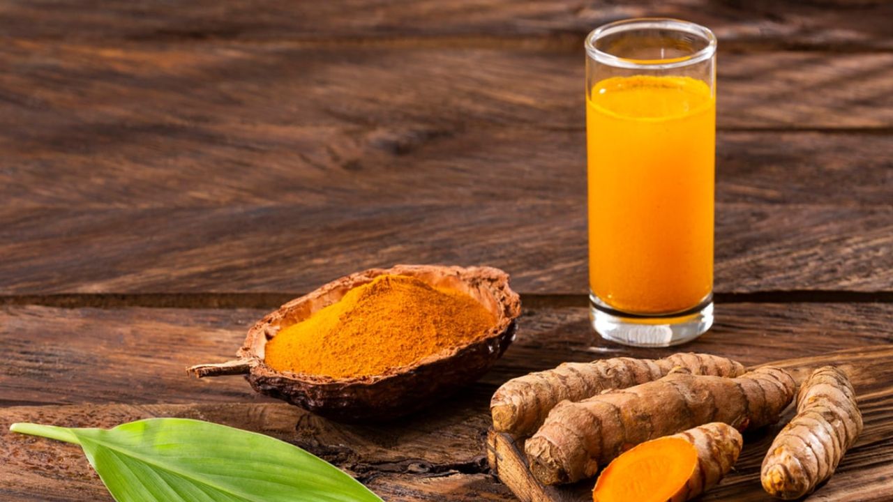 हल्दी को आयुर्वेद में लंबे समय से उपयोग किया जाता रहा है। सर्दियों में हल्दी शरीर को धीरे-धीरे गर्म करती है। यह ऐसी गर्माहट देती है जो खाने के बाद भी बनी रहती है। हल्दी का स्वाद भले ही हल्का हो, लेकिन इसका असर गहरा होता है। सर्दियों के भारी भोजन के बाद हल्दी खाने को हल्का महसूस कराने में मदद करती है और शरीर को स्थिरता देती है। 