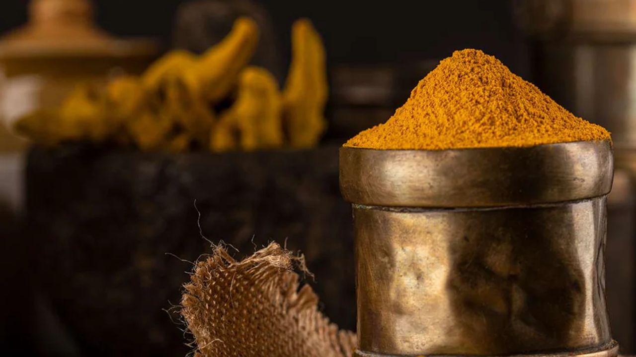 हल्दी अपने एंटी-इंफ्लेमेटरी और एंटीऑक्सीडेंट गुणों के लिए जानी जाती है। यह इम्यून सिस्टम को मजबूत करती है और पाचन शक्ति को बेहतर बनाती है। सर्दियों में हल्दी की चाय या हल्दी वाला दूध पीने से शरीर में गर्माहट बनी रहती है और ठंड से बचाव होता है।