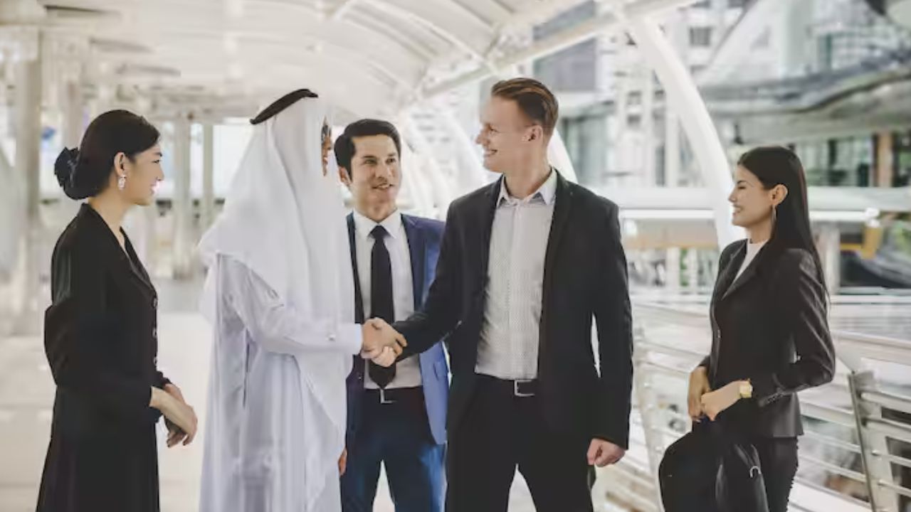 UAE में नौकरी का सुनहरा अवसर, जानें Indian Professionals के लिए बेस्ट वर्क वीजा