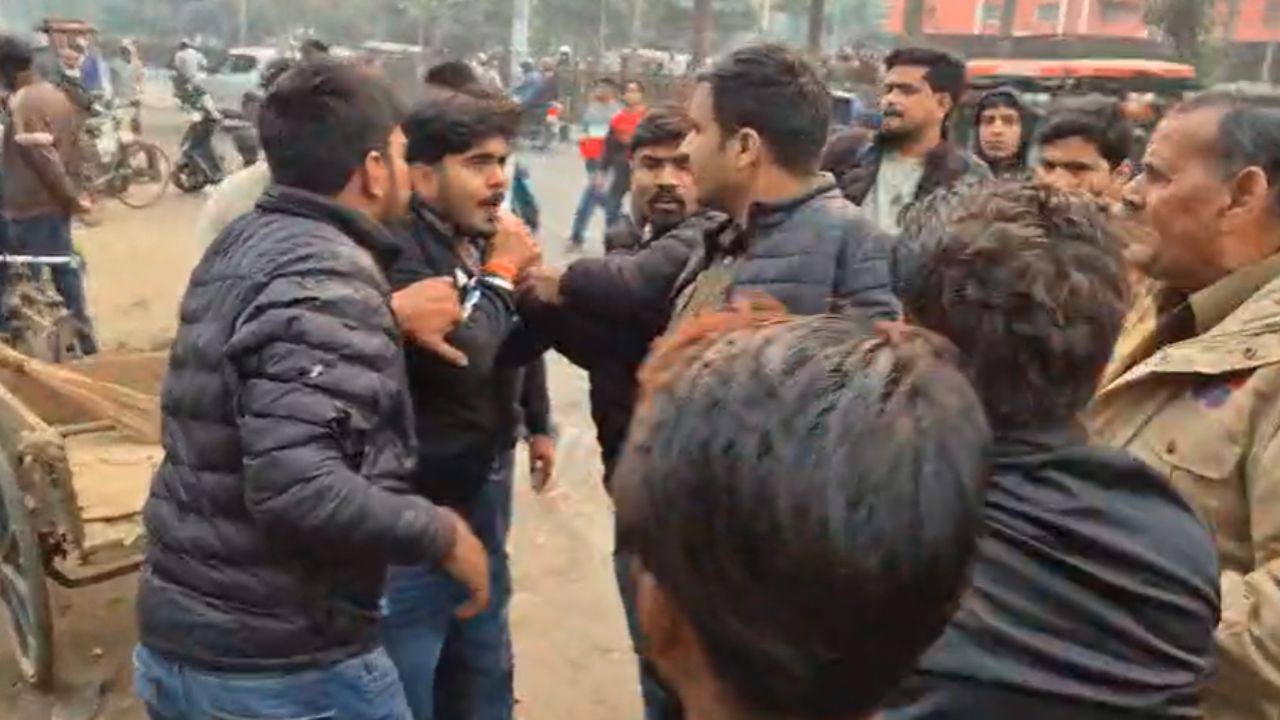 Aligarh Crime: पुलिस की मौजूदगी में दो छात्र गुटों में जमकर मारपीट, कई घायल; जानें पूरा मामला