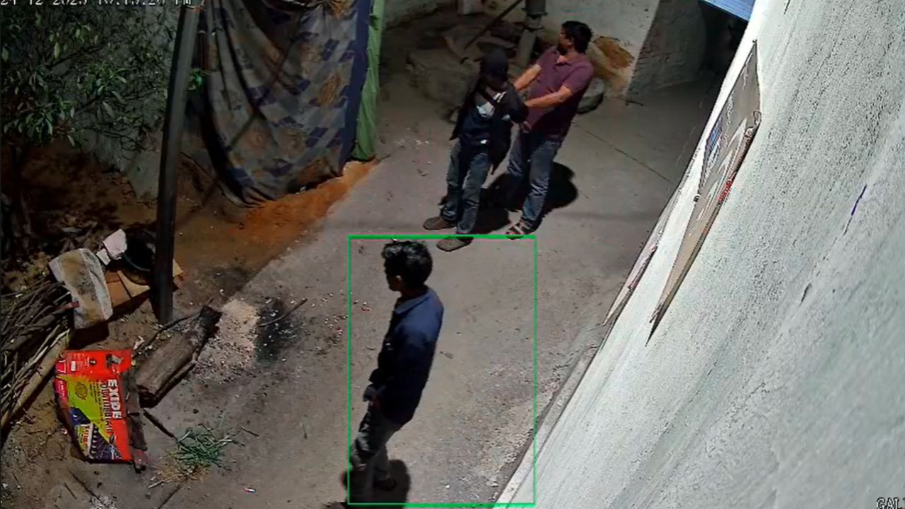 सोनभद्र में दबंगई का शर्मनाक मामला, युवक की बेरहमी से पिटाई; CCTV में कैद घटना