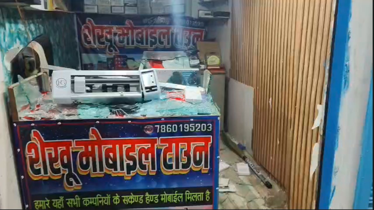 Ballia News: बलिया में अचानक कई दुकानों में तोड़फोड़, मचा हड़कंप; जानिए क्या है पूरा मामला