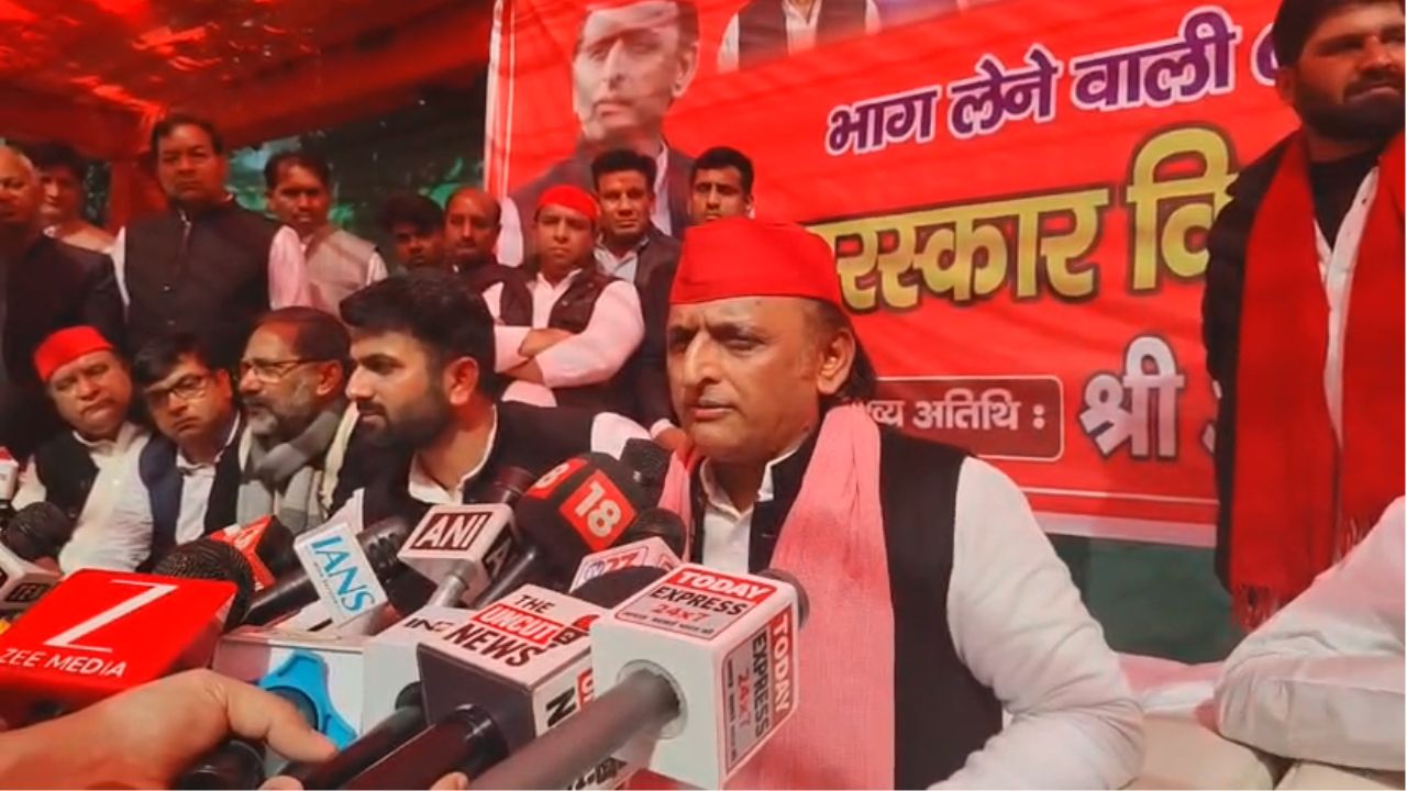 Akhilesh Yadav in Noida: सरकार पर बरसे अखिलेश यादव, इन मुद्दों पर सुनाई खरी-खोटी