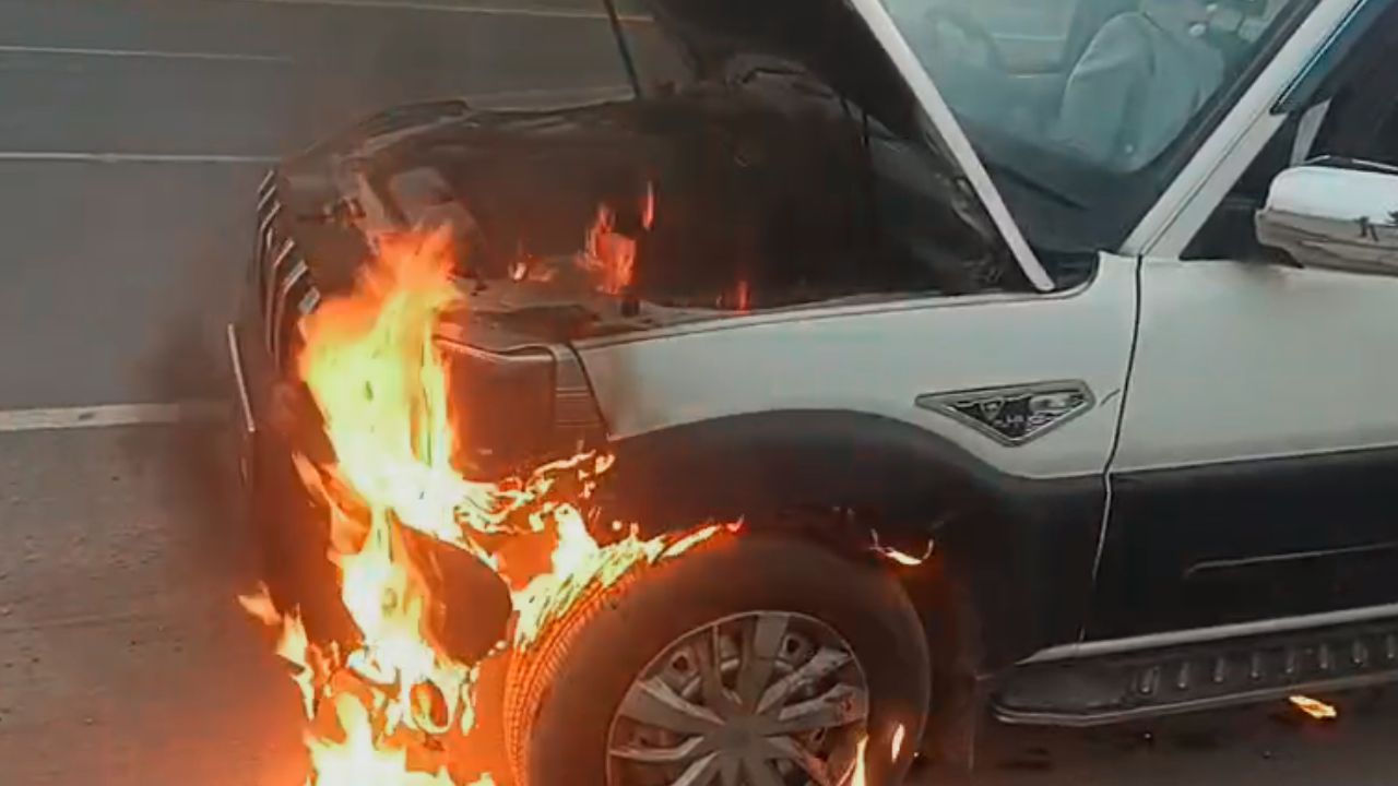 Chandauli Fire: नेशनल हाईवे पर चलती स्कॉर्पियो में लगी आग, चालक की सूझबूझ से टला बड़ा हादसा