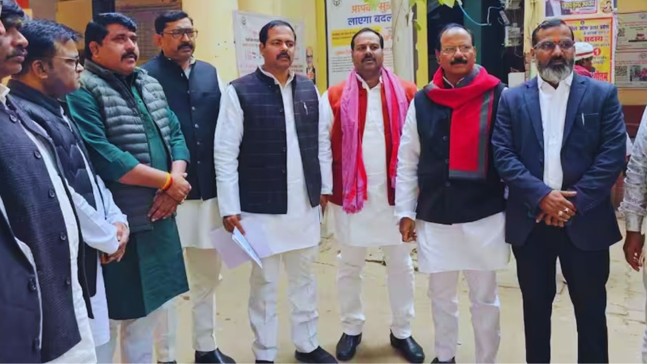 वोटर लिस्ट से गायब सपा MLC सहित पूरे परिवार का नाम, निर्वाचन कार्यालय में हंगामा, कड़ी कार्रवाई की मांग