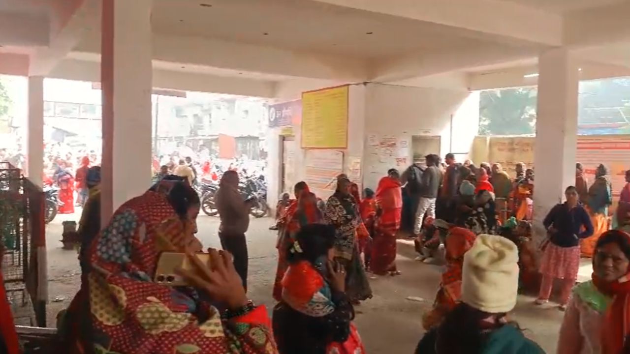 Sonbhadra News: सोनभद्र में स्वास्थ्य विभाग की शर्मनाक लापरवाही, ठंड में भटकती महिलाएं और बच्चे