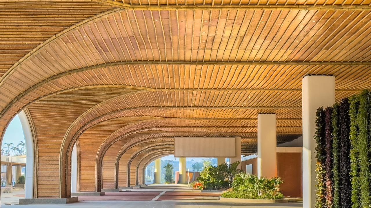 प्रधानमंत्री ने एयरपोर्ट परिसर में लोकप्रिय गोपीनाथ बोरदोलोई की 80 फीट ऊंची प्रतिमा का अनावरण भी किया। प्रधानमंत्री ने एयरपोर्ट परिसर में लोकप्रिय गोपीनाथ बोरदोलोई की 80 फीट ऊंची प्रतिमा का अनावरण भी किया।