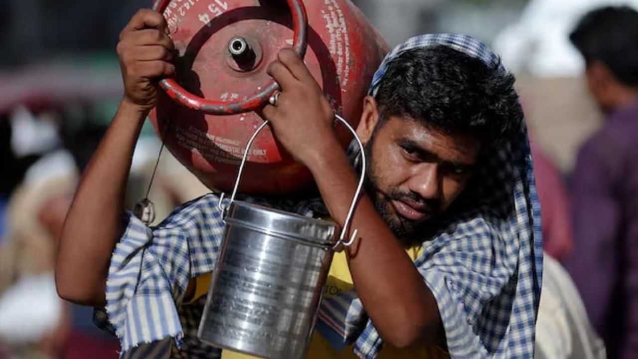 आज 1 दिसंबर से बड़े बदलाव: एलपीजी के दाम घटे, दिल्ली से लखनऊ तक जानें नई कीमतें