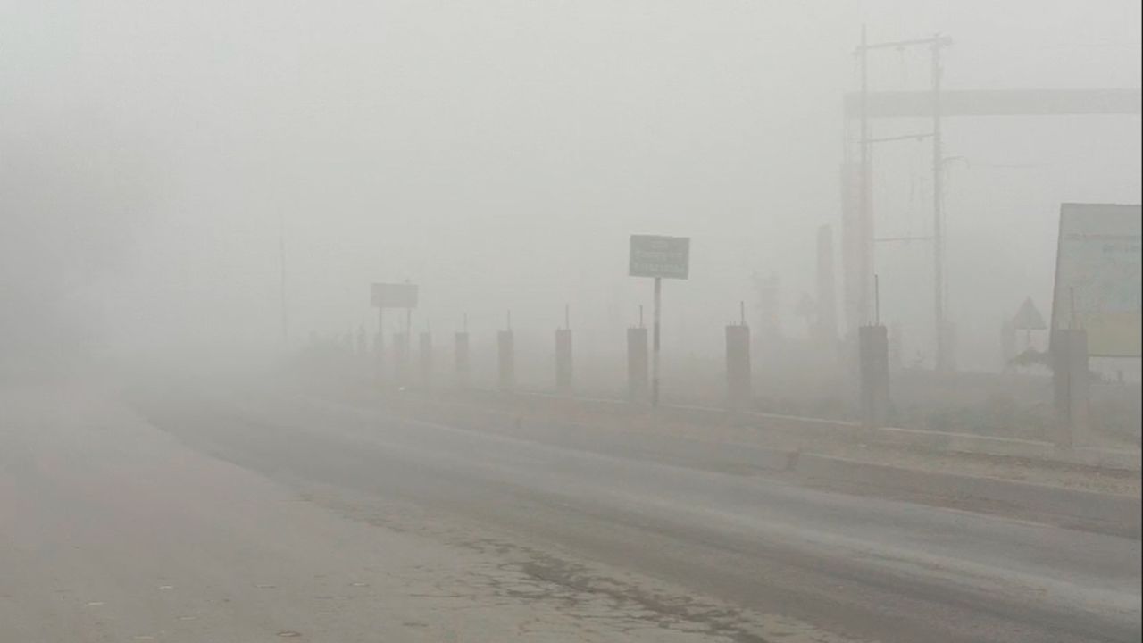 Sonbhadra News: हाईवे पर कोहरा बना जानलेवा, ग्रामीण ठंड से बेहाल