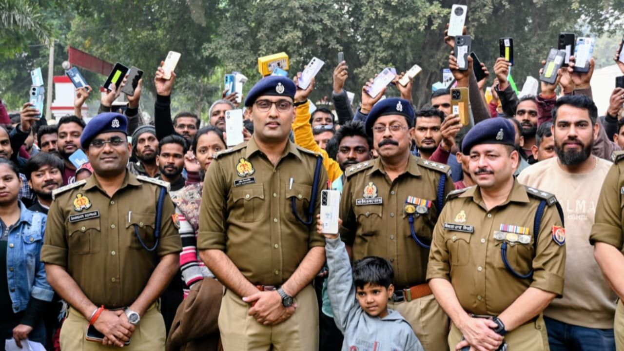 Barabanki Police: लाखों की कीमत के मोबाइल बरामद, नागरिकों के चेहरे पर खुशी