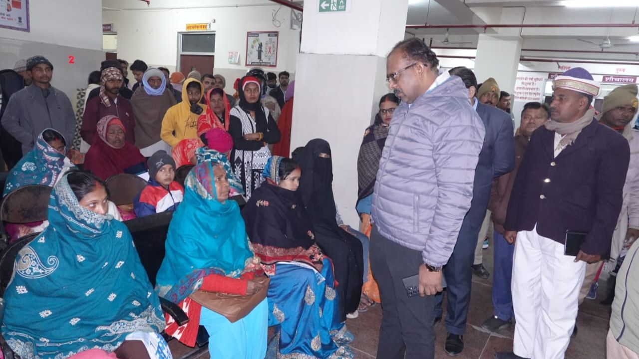 महराजगंज जिलाधिकारी का जिला महिला अस्पताल में औचक निरीक्षण, व्यवस्थाओं की परखी जमीनी हकीकत