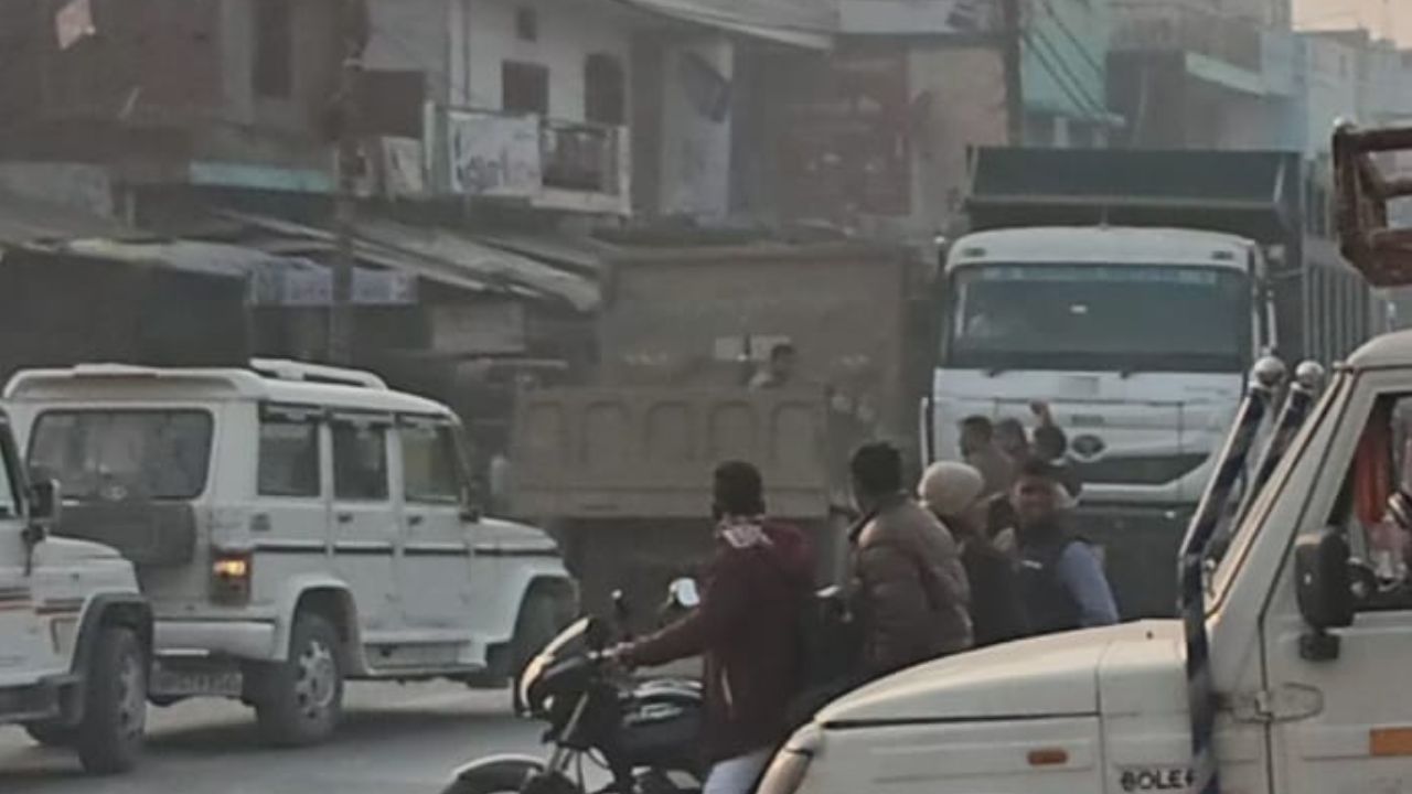 Maharajganj News: ओवरलोड तेज रफ्तार डंपरों से बृजमनगंज बाजार में लगा जाम, मिट्टी लदे ट्रकों ने बढ़ाई लोगों की परेशानी