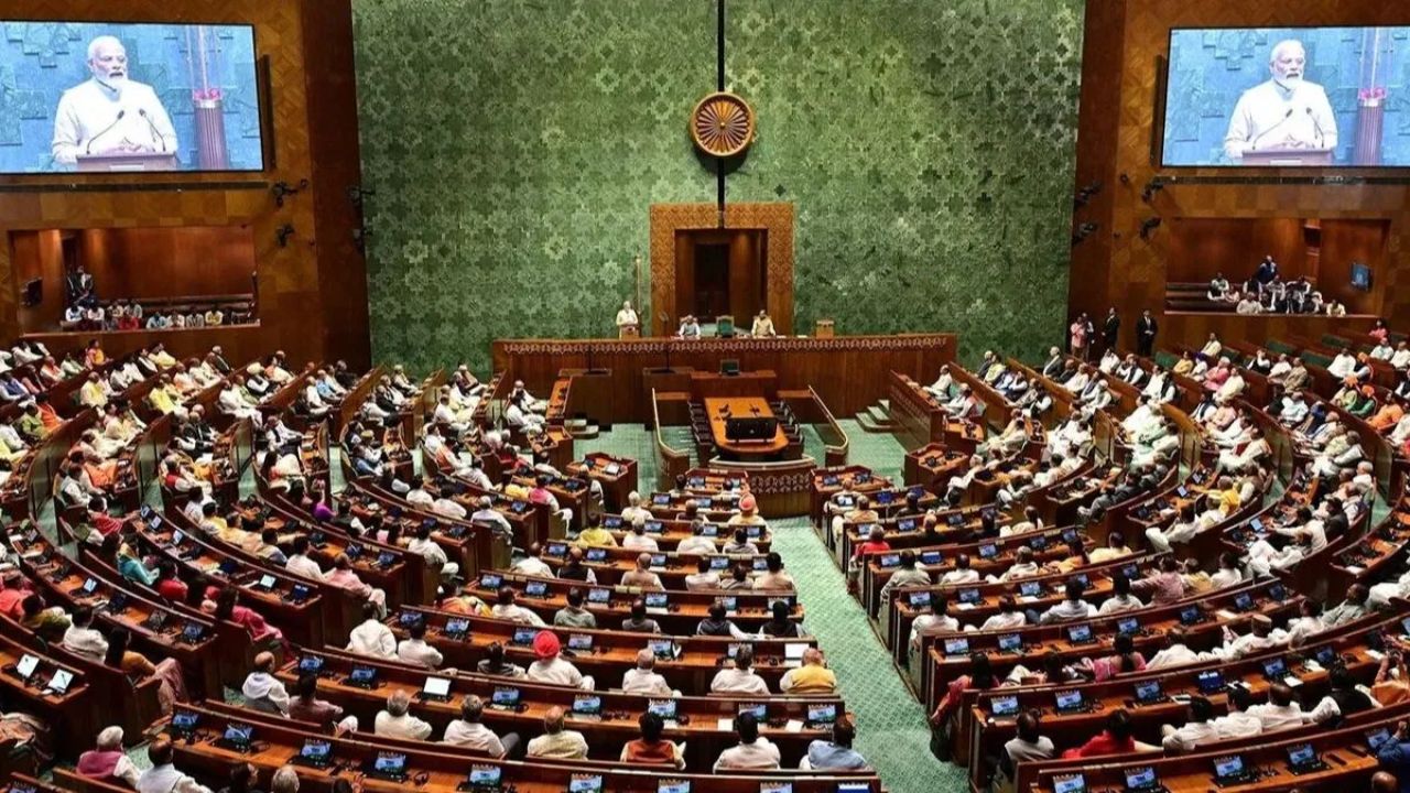 Parliament Winter Session: सरकार पेश करेगी 14 बड़े बिल, संसद में चर्चा होगी हंगामेदार