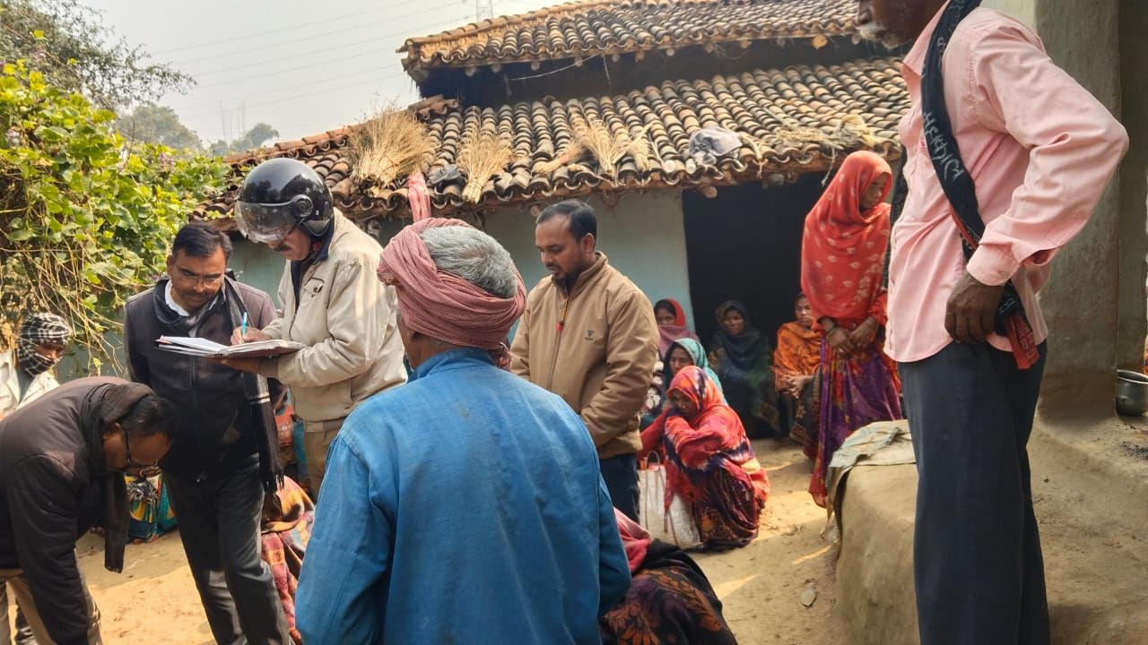 चारपाई के पास जल रही आग बनी काल, सोनभद्र में सोते युवक के साथ दर्दनाक हादसा