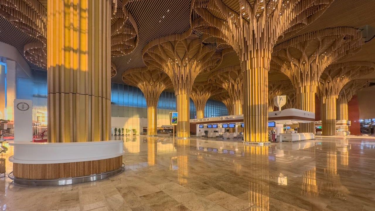 उद्घाटन के दौरान पीएम मोदी ने नए इंटीग्रेटेड टर्मिनल भवन का निरीक्षण भी किया। उद्घाटन के दौरान पीएम मोदी ने नए इंटीग्रेटेड टर्मिनल भवन का निरीक्षण भी किया।