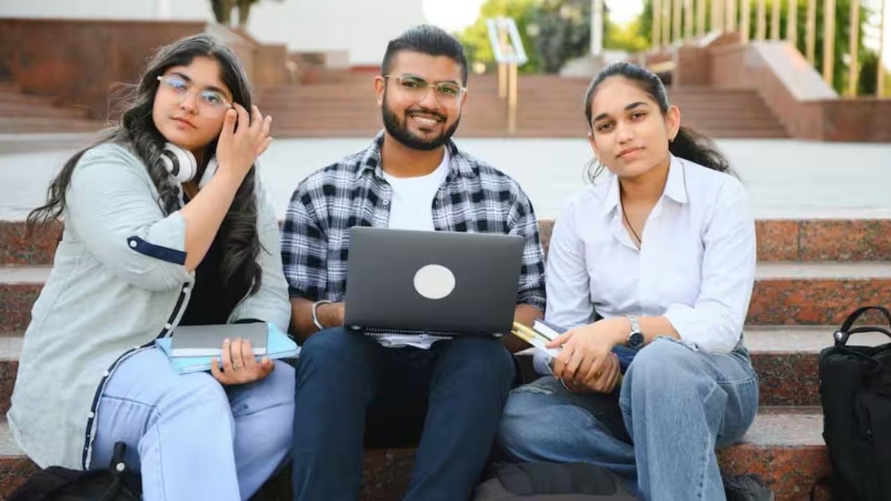 UPSC Recruitment 2025: कानून में करियर बनाने वालों के लिए UPSC का सुनहरा मौका- 102 पदों पर भर्ती; पढ़ें पूरी डिटेल