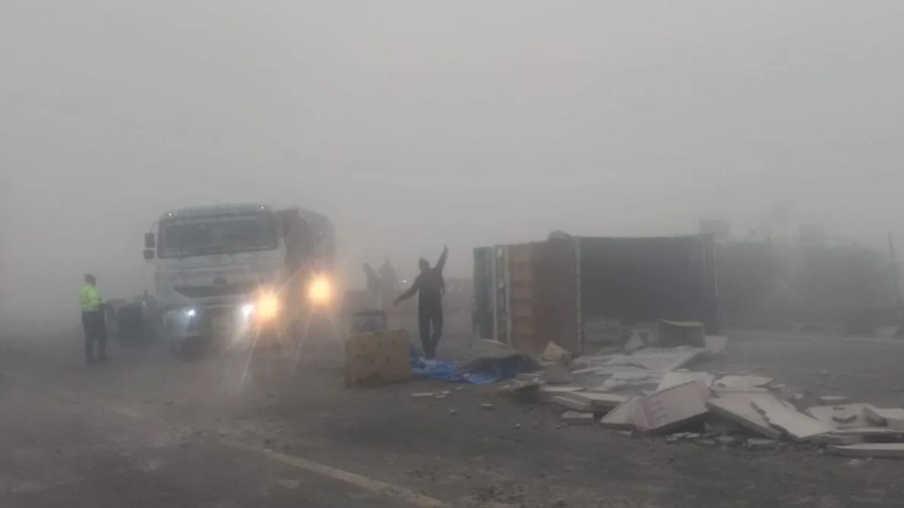 यूपी में कोहरे ने किया कहर, आगरा-लखनऊ एक्सप्रेस-वे पर स्लीपर बस हादसा; चारों तरफ मची अफरा-तफरी