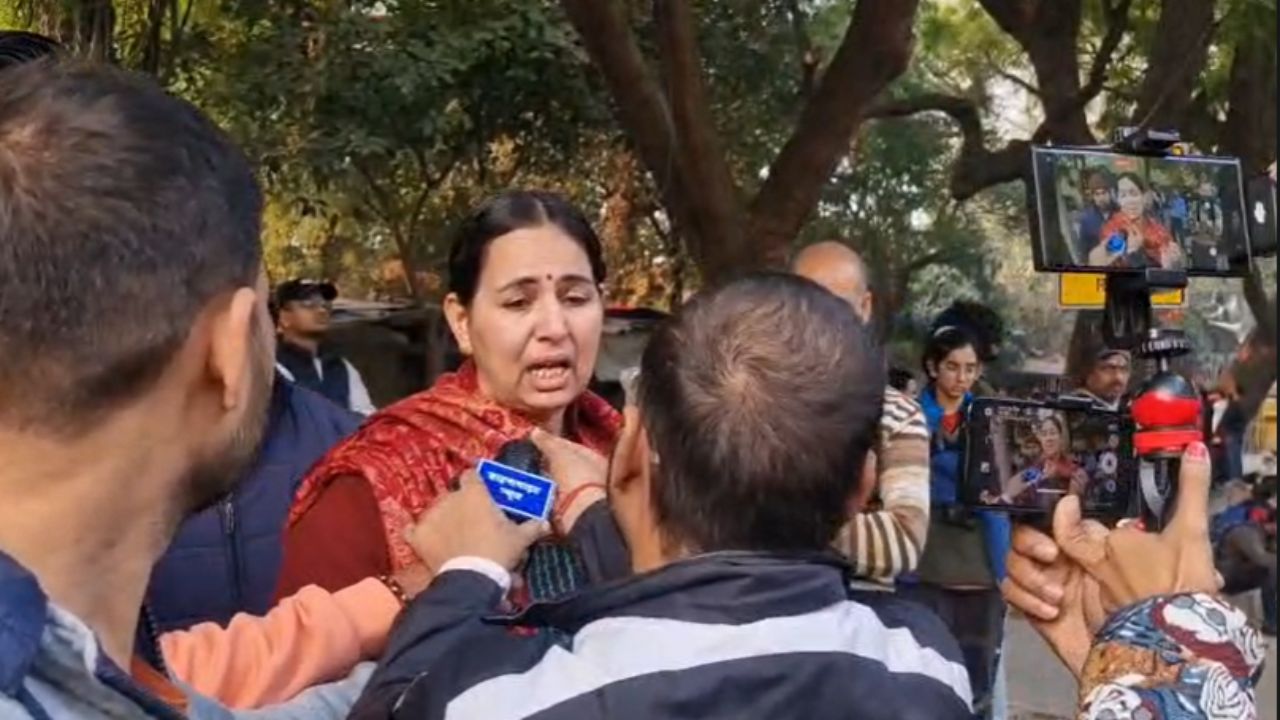 उन्नाव रेप पीडिता की प्रदर्शन के दौरान बिगड़ी तबीयत, जंतर-मंतर पर लोगों में भारी आक्रोश