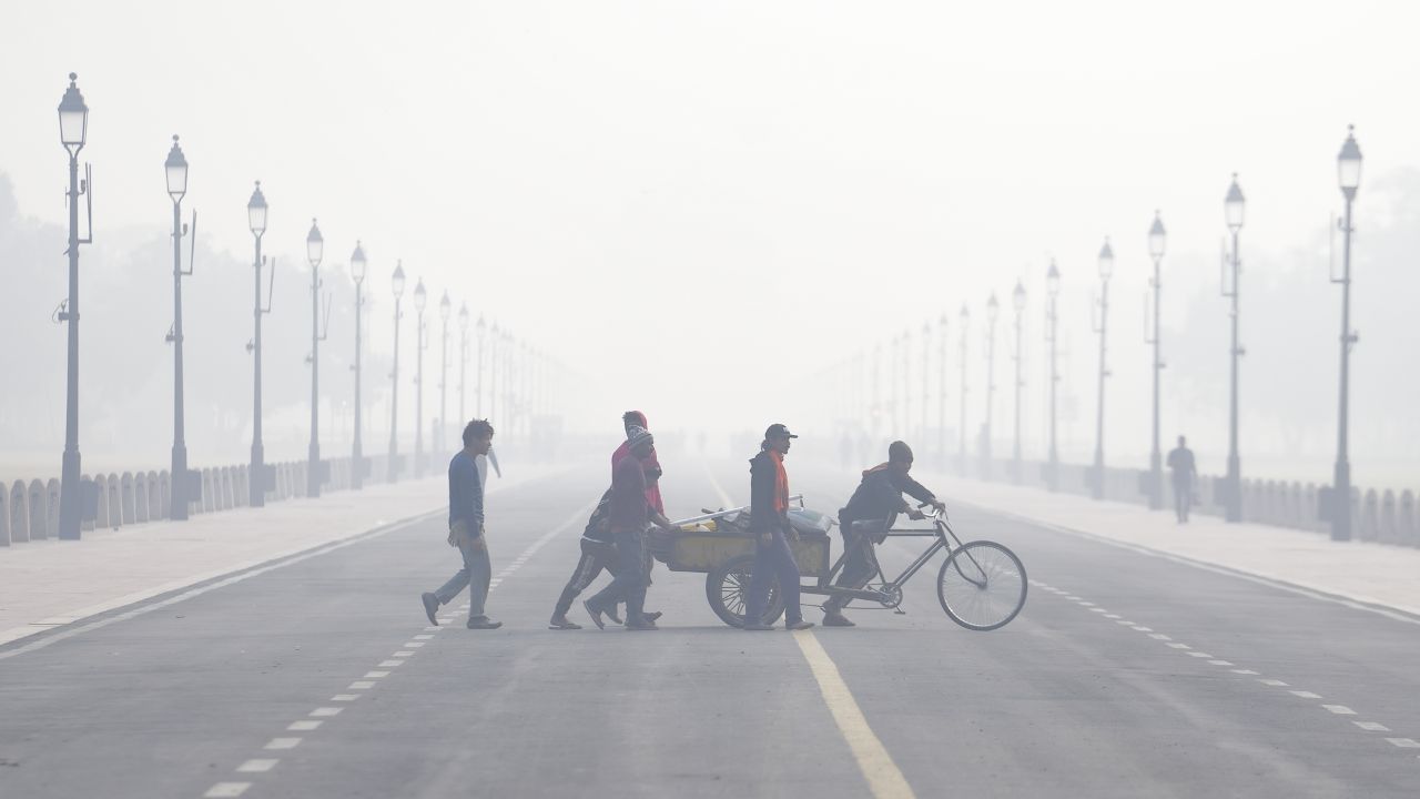 उत्तर प्रदेश में दिसंबर की शुरुआत के साथ ही सर्दी अब पूरी तरह दस्तक देने लगी है। बीते कुछ दिनों से प्रदेश के कई इलाकों में रात का तापमान तेजी से गिर रहा है, जिससे उत्तर प्रदेश के मौसम में बड़ा बदलाव देखने को मिल रहा है। (Img: Google) उत्तर प्रदेश में दिसंबर की शुरुआत के साथ ही सर्दी अब पूरी तरह दस्तक देने लगी है। बीते कुछ दिनों से प्रदेश के कई इलाकों में रात का तापमान तेजी से गिर रहा है, जिससे उत्तर प्रदेश के मौसम में बड़ा बदलाव देखने को मिल रहा है। (Img: Google)