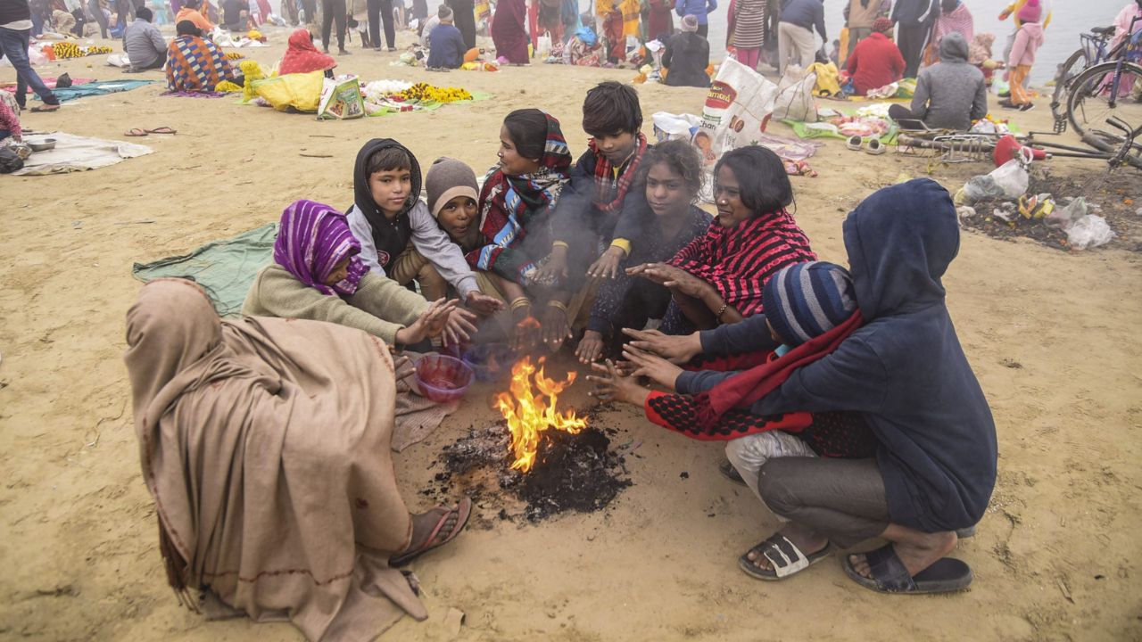 मौसम बदलने को तैयार यूपी! रात में कड़ाके की ठंड, कोहरे की चादर और तापमान में गिरावट ने बढ़ाई परेशानी