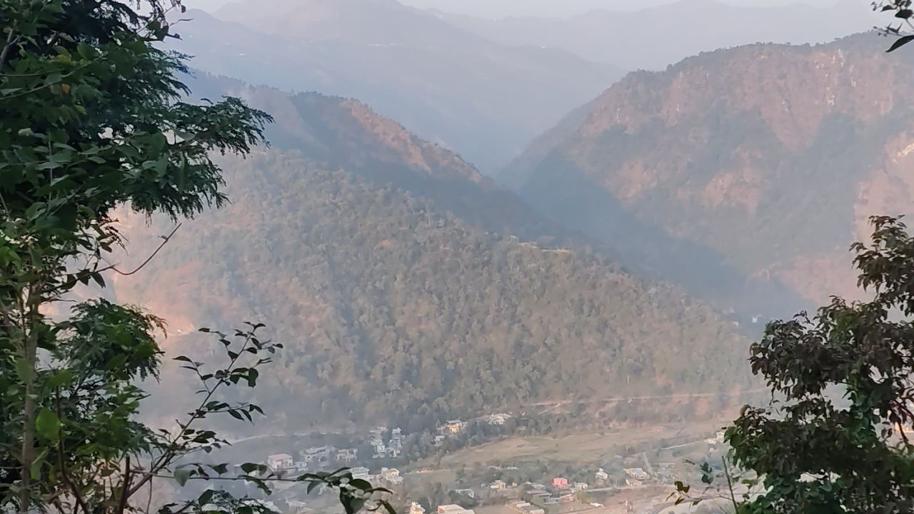 उत्तराखंड में बढ़ी शीतलहर: मैदानी इलाकों में घना कोहरा, पहाड़ों पर बर्फबारी का अलर्ट