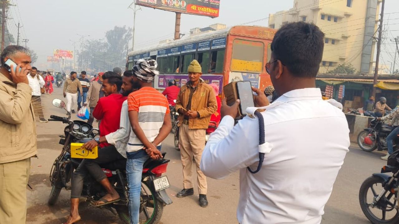 Deoria Traffice Police: यातायात पुलिस का सख्त अभियान, 118 वाहनों का ई-चालान, दो वाहन हुए सीज
