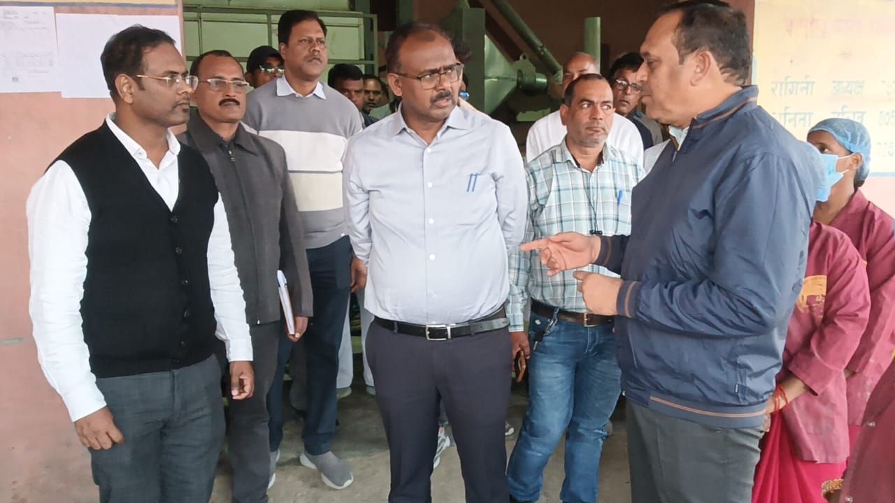 Maharajganj  के DM संतोष कुमार शर्मा ने लगाई ग्राम चौपाल, सैकड़ों मरीजों का किया गया उपचार