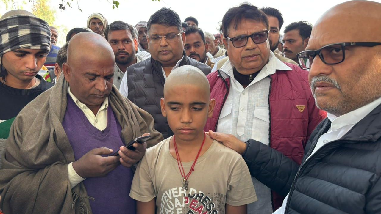 कांग्रेस प्रदेश अध्यक्ष अजय राय ने शिक्षामित्र के परिवार से की मुलाकात, न्याय और मुआवज़े की मांग