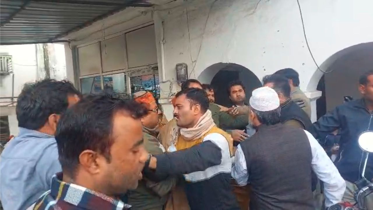 मैनपुरी में मामूली विवाद बना बवाल, पुलिस चौकी के अंदर दो पक्षों में जमकर मारपीट